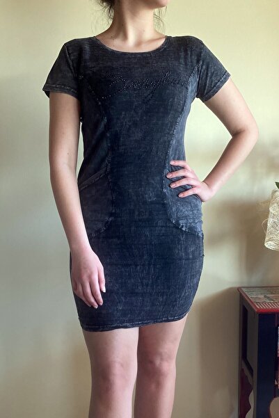 Mia Butik فستان نسائي أسود بأحجار مكتوبة على الجهة الأمامية