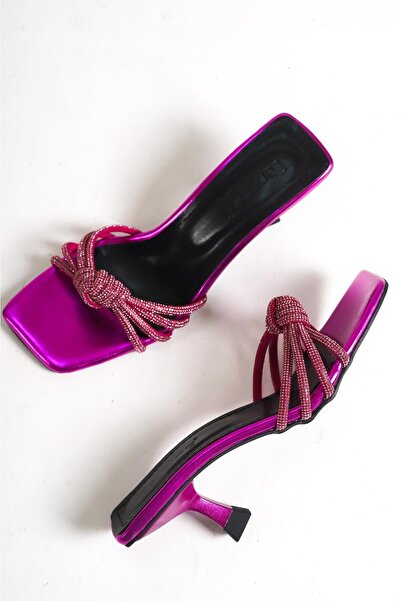 Capone Outfitters Capone tompa lábujjcsomó, részletes, kőből készült csíkos fémes szövetből készült sarkú, fukszia női papucs