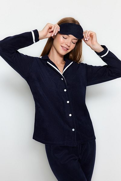 Trendyol Collection Marineblaues, mit Paspeln verziertes, dickes Winter-Strickpyjama-Set aus Fleece mit Schlafband THMAW22PT0357