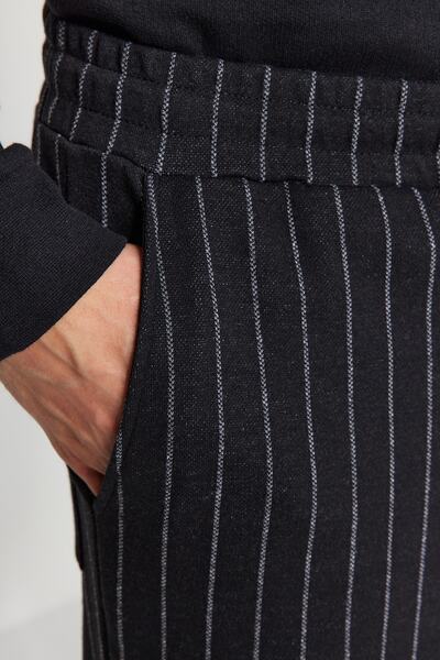 Trendyol Collection Fekete csíkos, normál szabású uniszex pizsama alsó - TMNAW24PJ00001