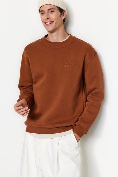 Trendyol Collection Weit geschnittenes Pullover mit halbem Rollkragen und Buchstabenstickerei - Braun TMNAW24sw00046