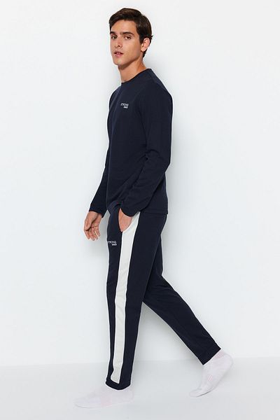Trendyol Collection Sada pleteného pyžama v námořnické modré Regular Fit s detailem výšivky TMNAW24PT00030