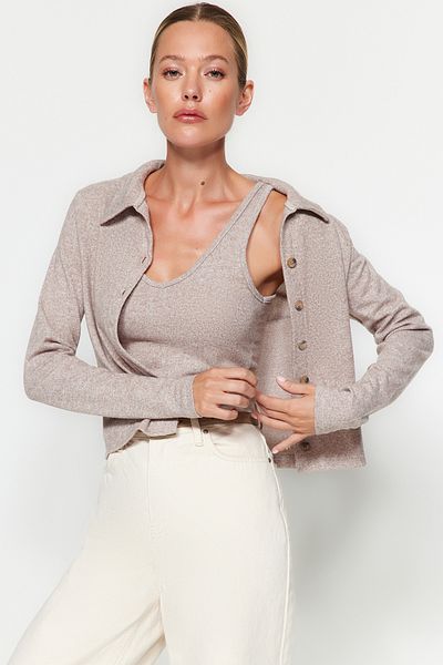 Trendyol Collection Beiges, 2-teiliges Set aus Unterhemd und Strickjacke mit Hemdkragen und Knopfleiste TWOAW24HI00375