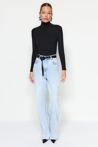 Trendyol Collection Czarna, dopasowana, rozciągliwa bluzka z miękkiej tkaniny, z golfem i dzianiną TWOAW24BZ00119