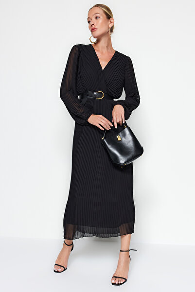 Trendyol Collection A-Linien-Kleid aus Chiffon mit plissiertem Maxifutter und schwarzem Gürtel TWOAW24EL00471