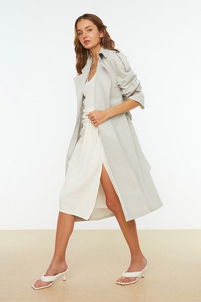 Trendyol Collection Beigefarbener, weit geschnittener, wasserabweisender langer Trenchcoat mit Gürtel TWOSS21TR0005