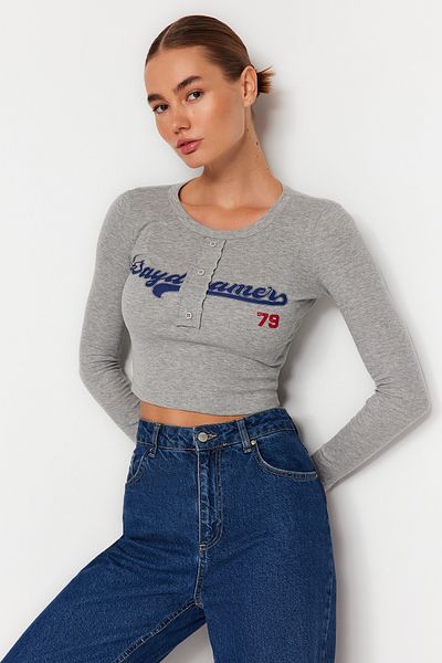 Trendyol Collection Γκρι σλόγκαν εμπριμέ Εφαρμοσμένη εύκαμπτη πλεκτή μπλούζα με ραβδώσεις TWOAW24BZ00318