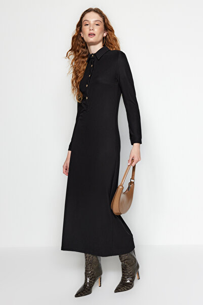 Trendyol Modest Černé polo pletené šaty se zlatými knoflíky - TCTAW24EB00108