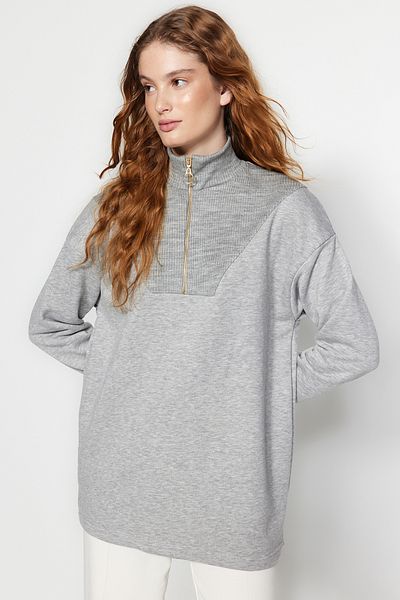 Trendyol Modest Pletená mikina – šedá melanž, detail límečku na zip, TCTAW24TW00010