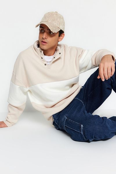 Trendyol Collection Beiges, übergroßes Fleece-Sweatshirt mit Farbblockdesign und Druckknopfkragen TMNAW24sw00160
