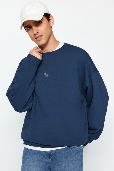 Trendyol Collection Marineblaues, übergroßes/breit geschnittenes, mit Dinosauriern besticktes Fleece-Sweatshirt mit Rundhalsausschnitt TMNAW24SW00064