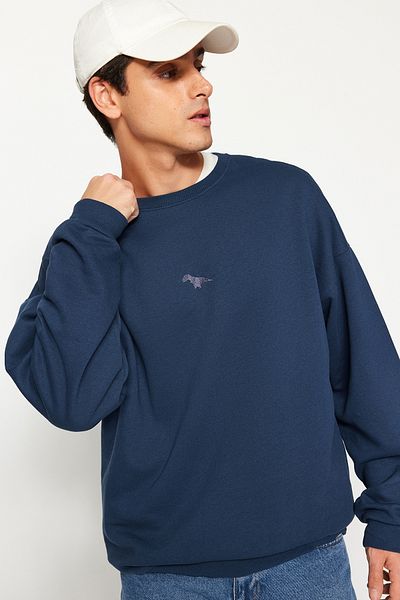 Trendyol Collection Marineblaues, übergroßes/breit geschnittenes, mit Dinosauriern besticktes Fleece-Sweatshirt mit Rundhalsausschnitt TMNAW24SW00064