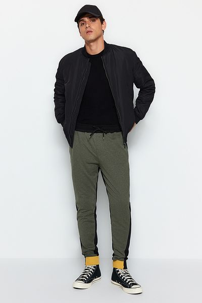 Trendyol Collection Khakifarbene Jogginghose mit elastischem Bein - TMNAW22EA0529