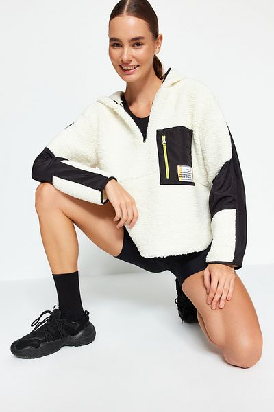 Trendyol Collection Plüsch-detailliertes Ecru-Sport-Sweatshirt – Fallschirmstoff, weite Passform THMAW24SW00009