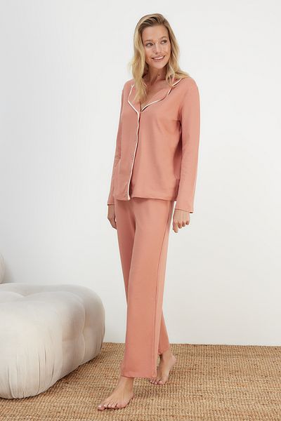 Trendyol Collection Dunkelhäutiges Pyjama-Set aus Hemd und Hose aus Baumwolle mit Paspelierung THMAW24PT00025