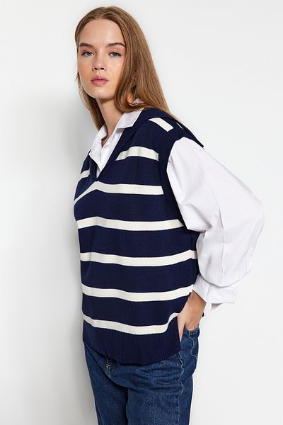 Trendyol Collection Marineblauer Strickpullover mit Umlegekragen und Streifen - TWOAW24SV00041