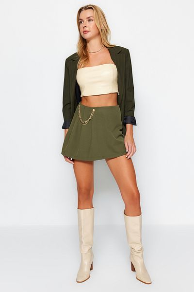 Trendyol Collection Dunkelkhakifarbener gewebter Shortsrock mit Ketten- und Faltendetail TWOAW23SR00041