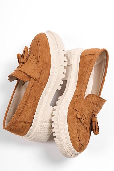 Capone Outfitters Capone Damen-Loafer mit ovaler Zehenpartie und Troddeln, Thrac-Sohle aus Wildleder und Kamelhaar