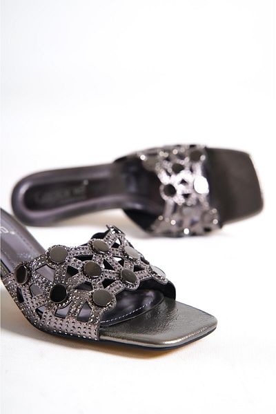 Capone Outfitters Μεταλλικό αξεσουάρ Capone Blunt Toe Γυναικείες παντόφλες με τακούνι κλεψύδρας τσαλακωμένο λουστρίνι από πλατίνα