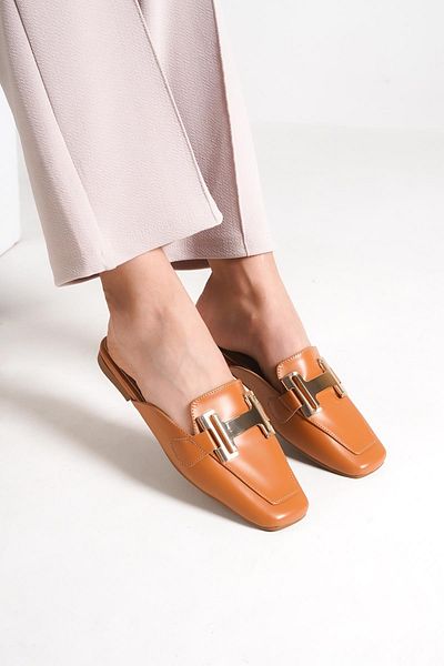 Capone Outfitters شبشب نسائي من كابوني بلونت تو هوني مزود بإكسسوارات معدنية