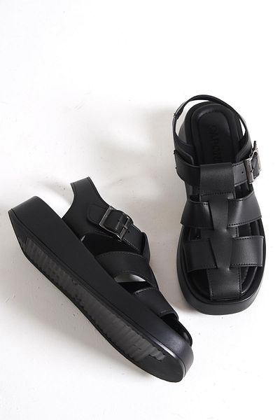 Capone Outfitters Czarne damskie sandały na płaskim obcasie Capone Gladiator z paskiem na koturnie