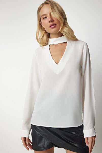 Happiness İstanbul Bluză albă din crepon, cu decolteu decoltat, cu ferestre UB00155