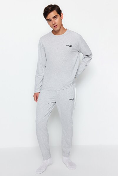 Trendyol Collection Graues Strick-Pyjama-Set mit regulärer Passform und Stickereidetails TMNAW24PT00030