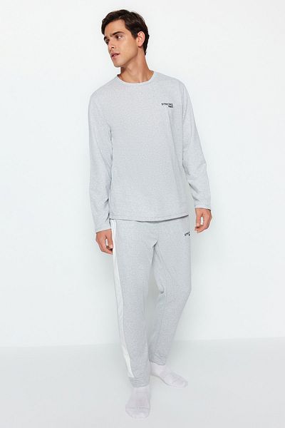Trendyol Collection Graues Strick-Pyjama-Set mit regulärer Passform und Stickereidetails TMNAW24PT00030