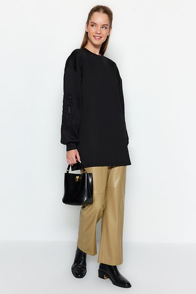 Trendyol Modest Czarna bluza z dzianiny Scuba z haftem TCTSS23UK00042