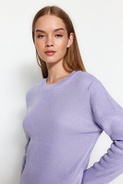 Trendyol Collection Lilafarbener Strickpullover mit Foliendruck TWOAW24KZ01086
