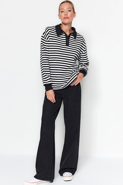 Trendyol Collection Schwarz gestreifter Polokragen, dickes Fleece innen, übergroßes Strick-Sweatshirt TWOAW24SW00344