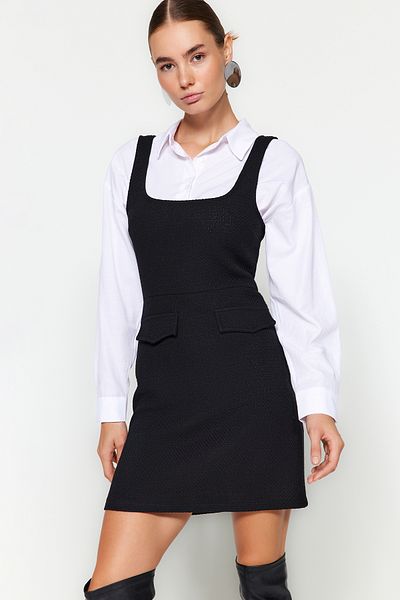 Trendyol Collection Schwarzes, gerade geschnittenes Mini-Webkleid mit Taschendetail und quadratischem Ausschnitt TWOAW24EL00669