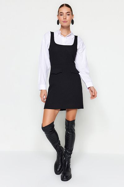 Trendyol Collection Schwarzes, gerade geschnittenes Mini-Webkleid mit Taschendetail und quadratischem Ausschnitt TWOAW24EL00669