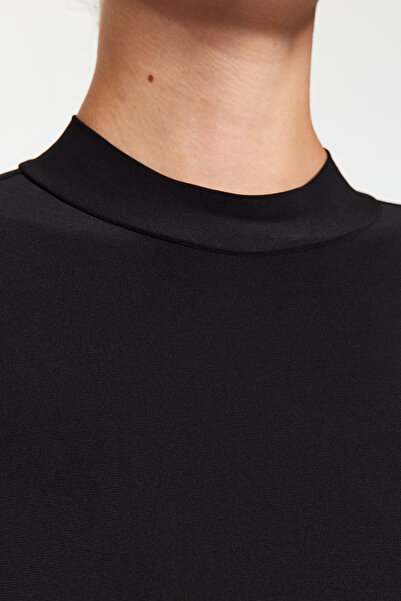 Trendyol Collection Pružné pletené maxi šaty – výstřih na zádech, splývavá sukně, stojáček – TWOAW24EL00380