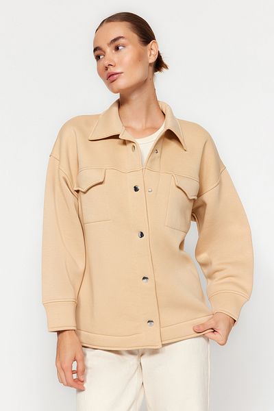 Trendyol Collection Béžová oversize/široká kapsa a knoflíkový límec Polo límec Silný fleece uvnitř pletená bunda TWOAW24CE00000