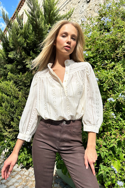 Trend Alaçatı Stili Damen-Vanilla-Webbluse mit vollem Kragen und Muschelmuster und versteckter Knopfleiste ALC-X10904