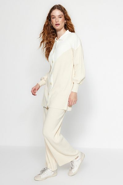 Trendyol Modest طقم سترة وبنطلون تريكو مضلع بلون بيج فاتح TCTAW24US00090