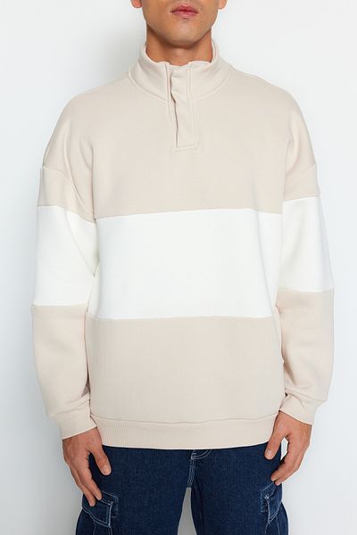 Trendyol Collection Beiges, übergroßes Fleece-Sweatshirt mit Farbblockdesign und Druckknopfkragen TMNAW24sw00160