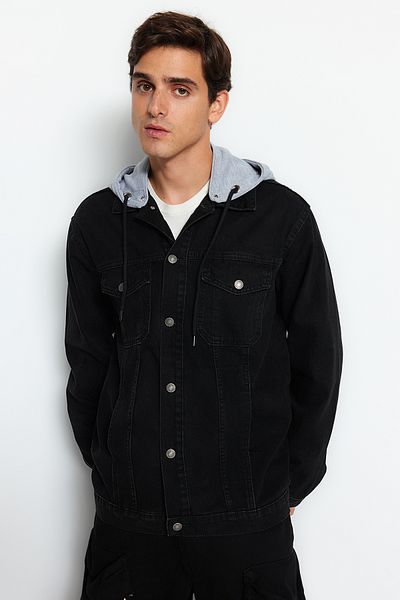 Trendyol Collection Schwarze, gestrickte Jeansjacke mit Kapuze in normaler Passform TMNAW23CE00019