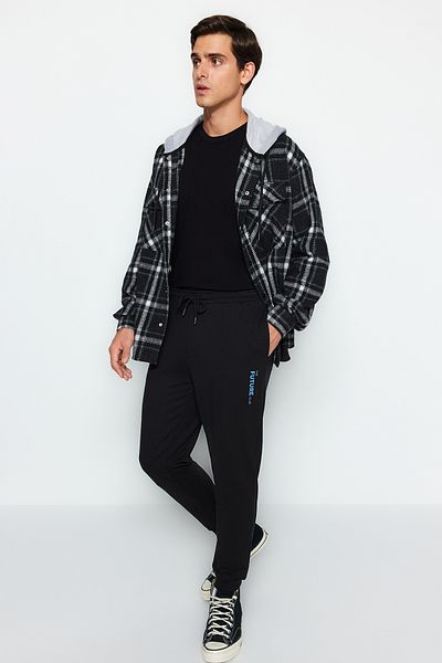 Trendyol Collection TEKST Nadrukowany Czarny Dres - Elastyczna Nogawka, Regularny Krój TMNSS22EA0152
