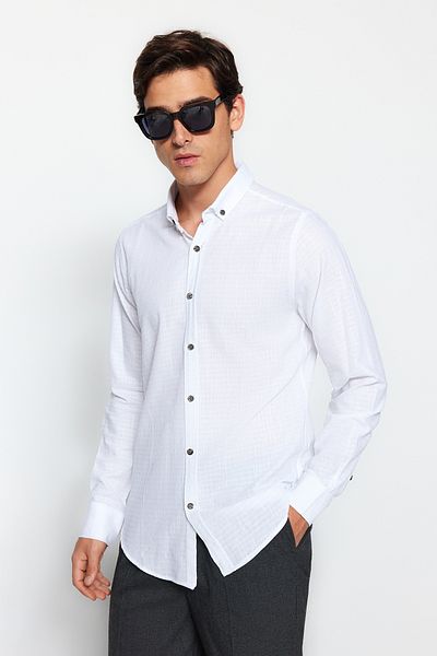 Trendyol Collection Weißes, strukturiertes, atmungsaktives Slim-Fit-Hemd aus 100 % Baumwolle TMNAW23GO00162