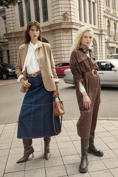 Trendyol Modest Braunes, geknöpftes, mit Baumwolle geflochtenes Hemdkleid mit Gürtelärmeln und verstellbaren Details TCTSS23EB00365