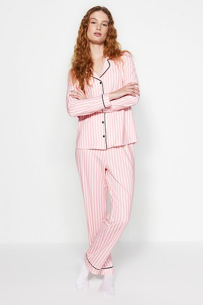 Trendyol Collection Rosafarbenes Pyjama-Set aus Hemd und Hose aus Strick mit gemusterter Fleece-Innenseite und Paspelierung THMAW24PT00050