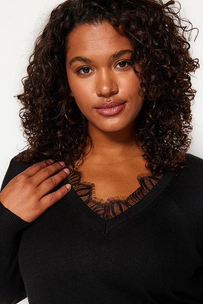 Trendyol Curve Schwarzer Strickpullover mit Spitzendetails TBBAW24AN00074