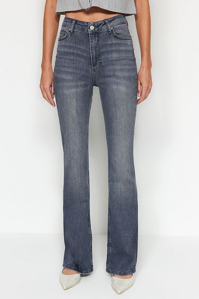 Trendyol Collection Graue Flare-Jeans mit hoher Taille TWOAW24JE00143