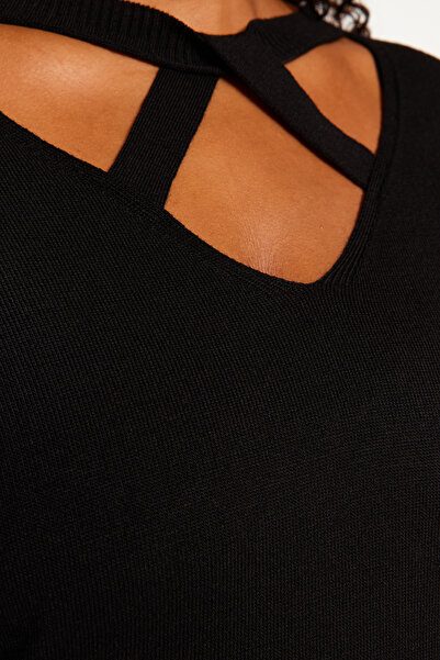 Trendyol Curve Schwarzer Strickpullover mit Fensterausschnitt und Ausschnitten TBBAW24AN00061