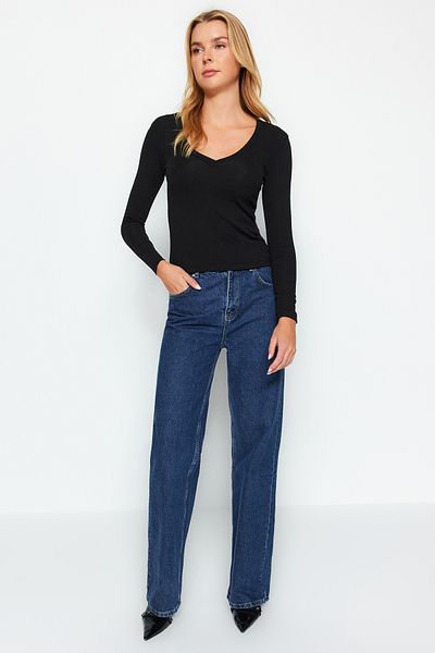 Trendyol Collection Czarna, dopasowana, elastyczna bluzka z miękkiej tkaniny, z dekoltem w kształcie litery V TWOAW24BZ00050