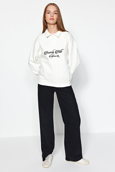 Trendyol Collection Ecru Košilový límec Vyšívaný Regular Fit Silný fleece Uvnitř Pletená mikina TWOAW24SW00182