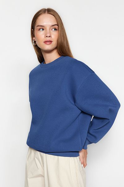 Trendyol Collection Indigoblaues, dickes Fleece-Sweatshirt mit Rundhalsausschnitt, normale Passform, Basic-Strick, TWOAW24SW00101