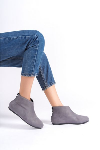 Moda Değirmeni Kurze, flache Damenstiefel aus grauem Wildleder mit Reißverschluss BG1176-116-0001